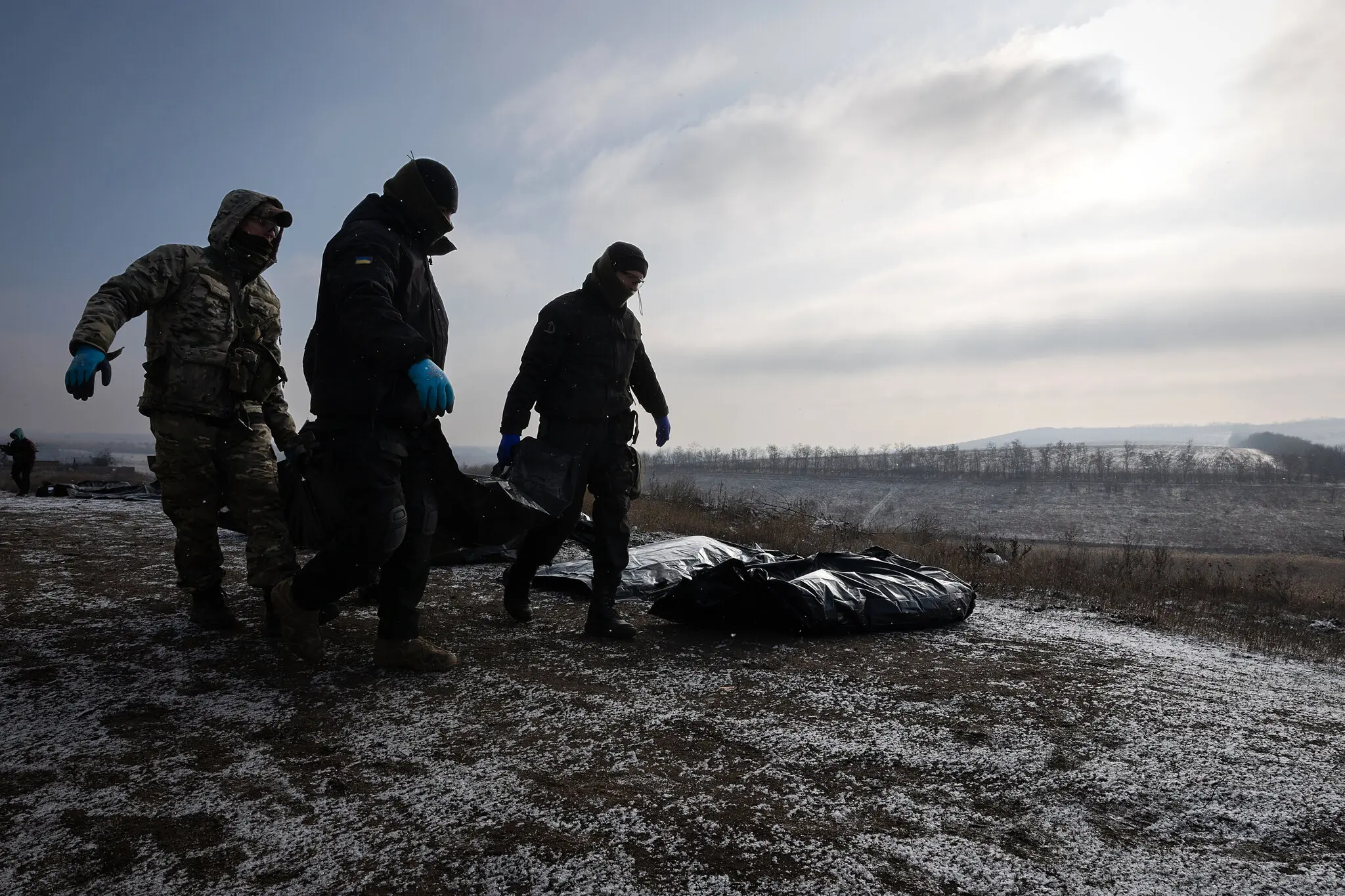 Минулого місяця українські волонтери, які збирають тіла загиблих у боях, ідентифікували останки російських військових у Донецькій області України.